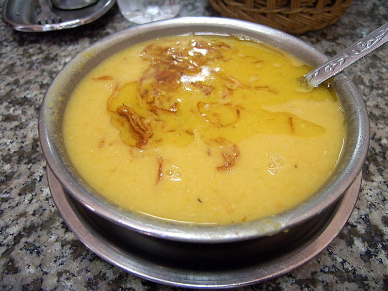 Sopa de lentilha vermelha — Fotografia real de referência