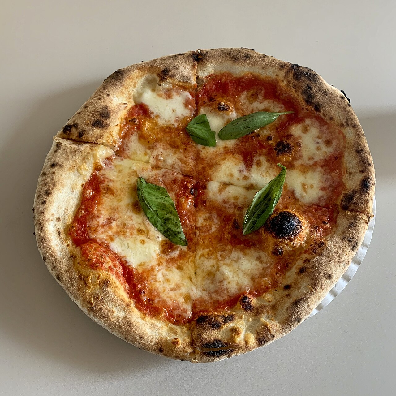 Pizza Margherita — Fotografia real de referência