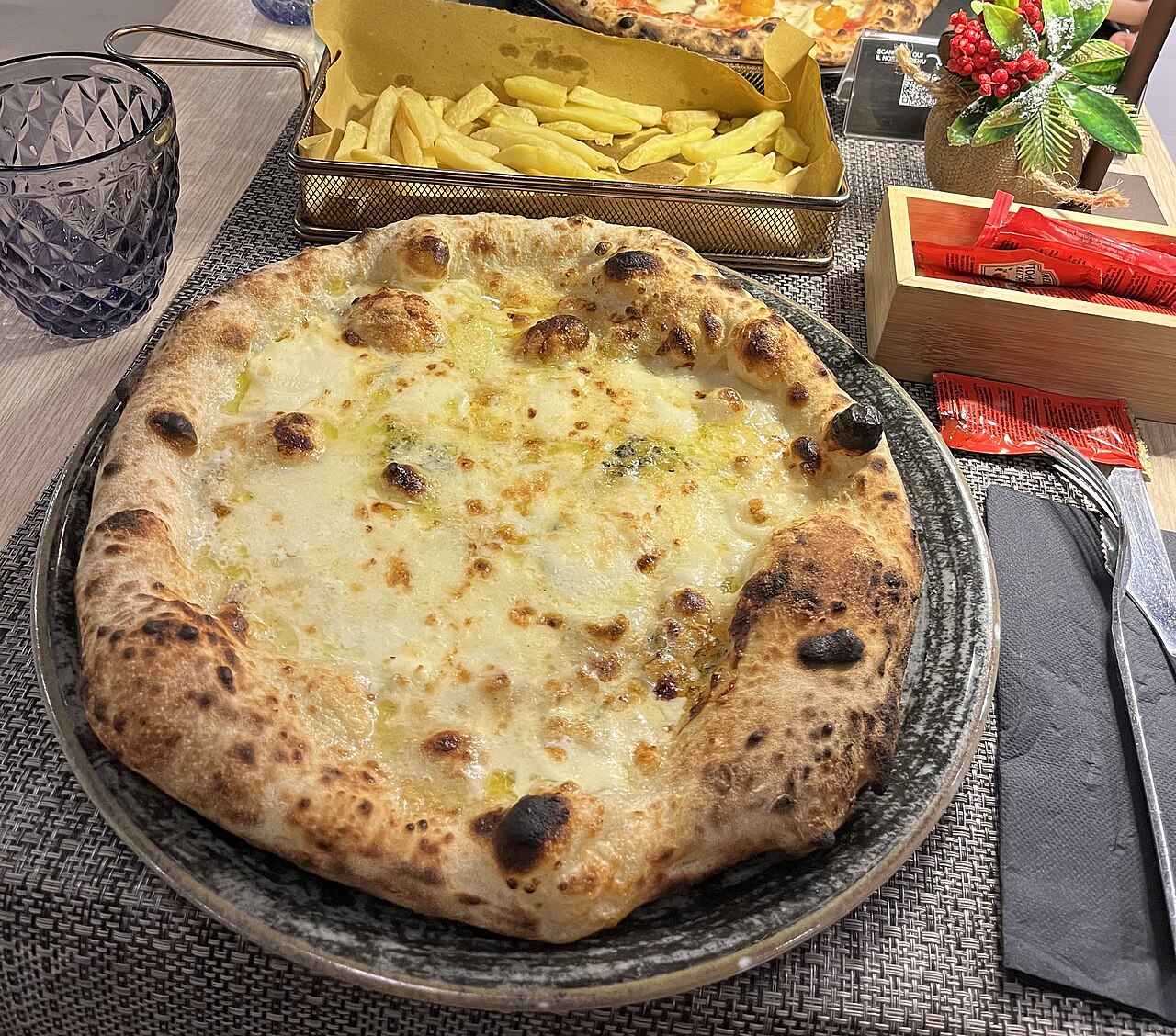 Pizza Quattro Formaggi — Fotografia real de referência
