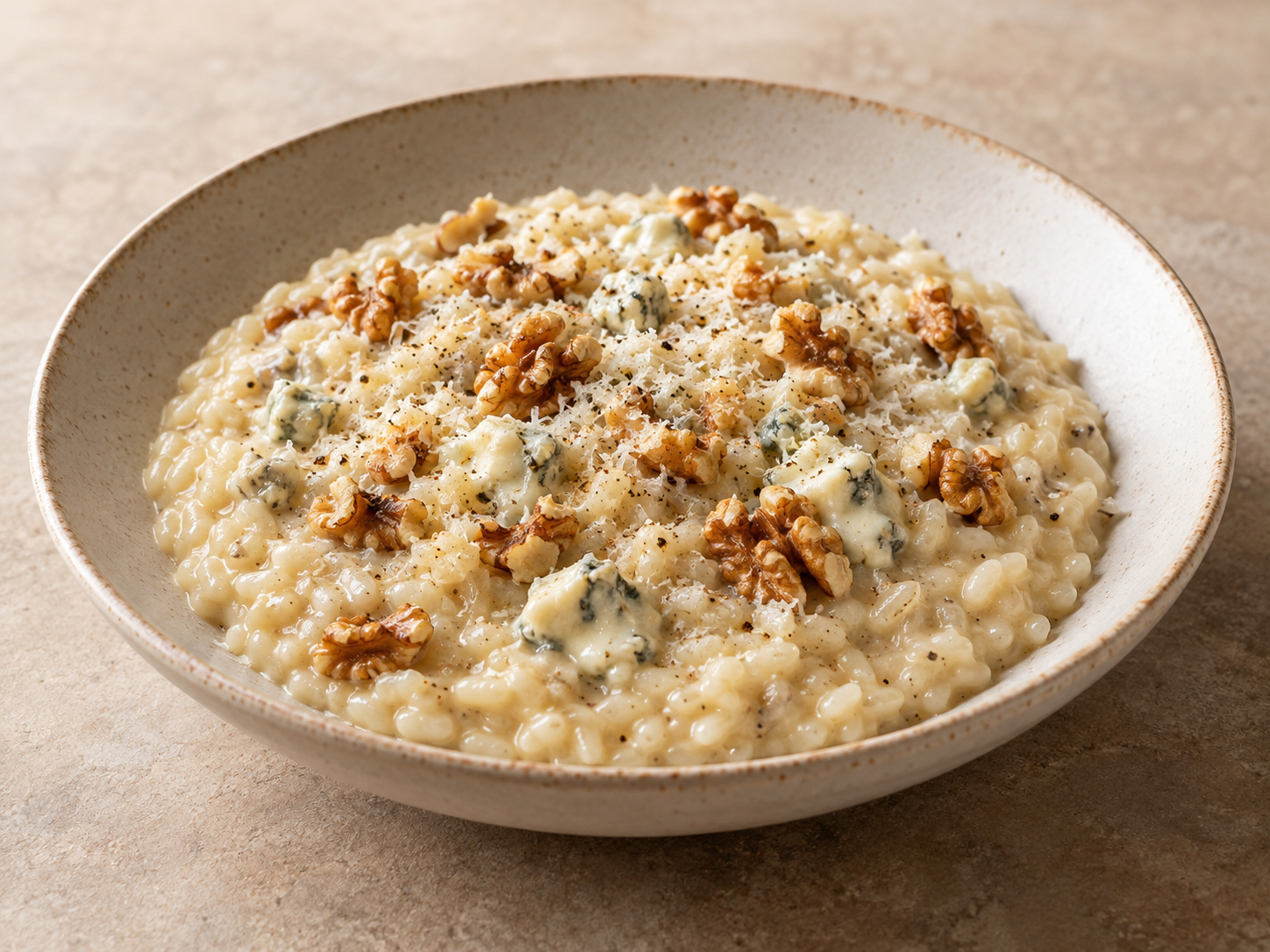 Risotto al Gorgonzola e Noci — Ilustração fotorrealista gerada por IA